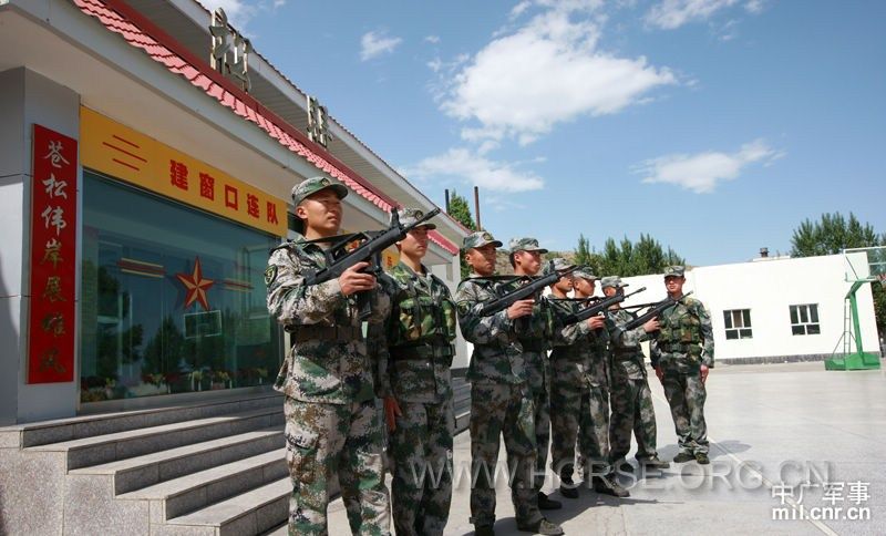 新疆边防部队骑马巡视边境 (1).jpg