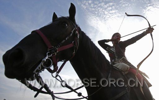 2012-08-31T190012Z_2003738901_GM1E89108AN01_RTRMADP_3_EQUESTRIAN-ARCHERY.jpg