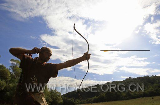 2012-08-31T190509Z_1566134981_GM1E89108J501_RTRMADP_3_EQUESTRIAN-ARCHERY.jpg