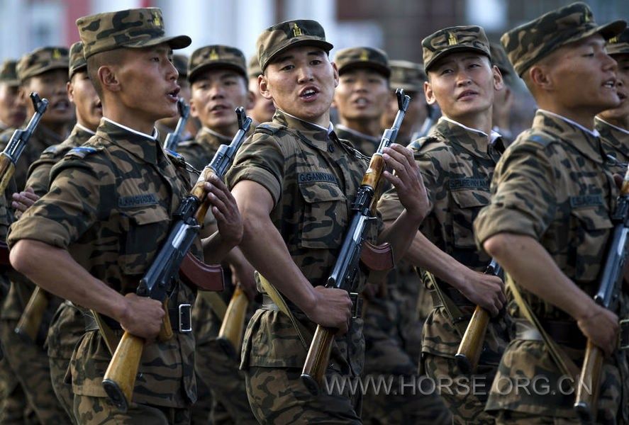 蒙古士兵在蒙古乌兰巴托的苏赫巴特广场 (3).jpg